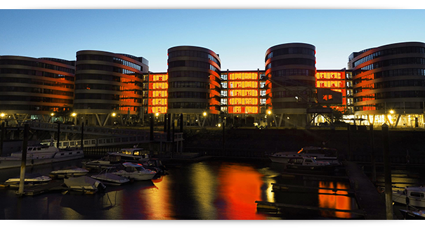 Bild der Hafenbeleuchtung zum Orange Day