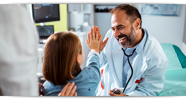 Nov_Bild_ambulante_Behandlung_Krankenhaus Arzt behandelt Kind im Krankenhaus