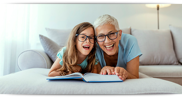 Frau und Kind lächeln mit Brille auf