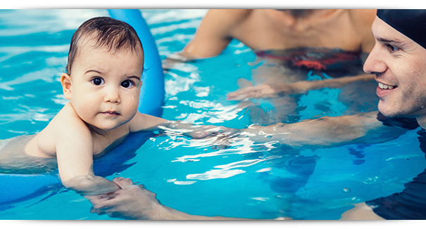 Familie mit Baby beim Babyschwimmen