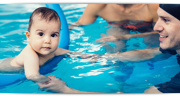 Nov_Bilder_Elternkindkurse Familie mit Baby beim Babyschwimmen