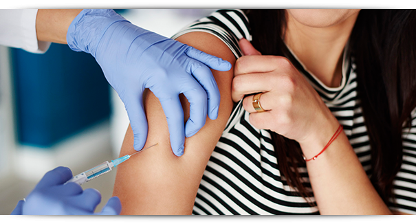 Frau bekommt Impfung in den Oberarm