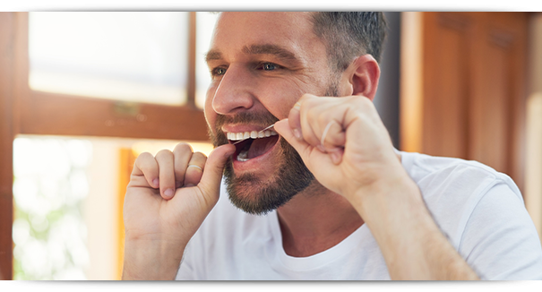 Mann reinigt seine Zähne