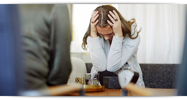 Nov_Bilder_Psychotherapie Frau sitzt verzweifelt beim Psychotherapeuten