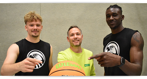Julian van Delen mit Spielern der Eagles